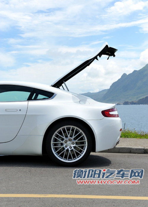 阿斯顿-马丁 V8 Vantage