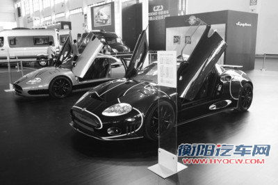 沈阳车展一男子订走两辆500万豪车
