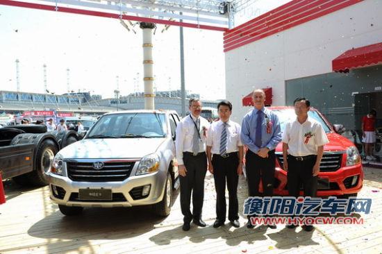 新车揭幕(从右至左长春市委、常务副市长肖万民，通用汽车（中国）有限公司总裁甘文维（Kevin E Wale），中国一汽副总经理许宪平，一汽通用总裁狄德威（David）)