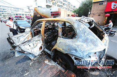 保时捷起火烧成空架 车主称自燃前座椅发烫