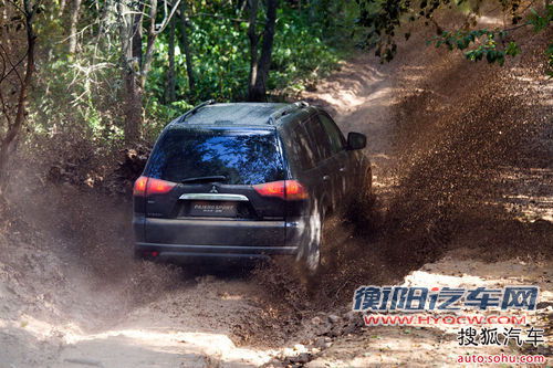 体验“硬派”越野车 三菱帕杰罗劲畅试驾