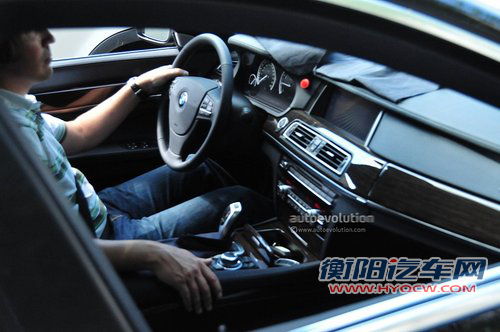 改款宝马7系混动谍照 内饰曝光/V8配混动
