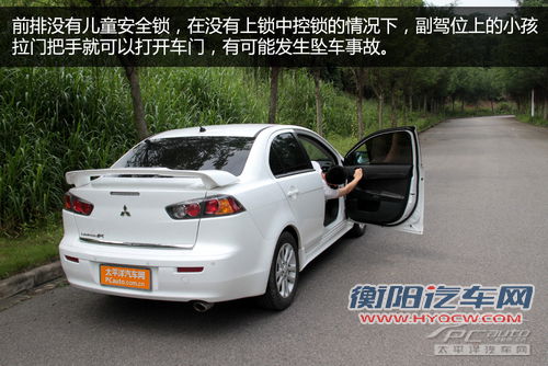 勿让孩童坠车 锁上儿童安全锁很重要
