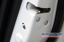 勿让孩童坠车 锁上儿童安全锁很重要