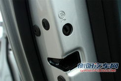 勿让孩童坠车 锁上儿童安全锁很重要