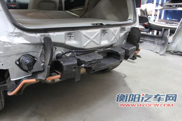 东风日产奇骏泥坑陷车 拖拽时尾部撕裂