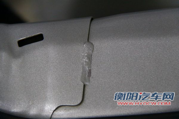 东风日产奇骏泥坑陷车 拖拽时尾部撕裂
