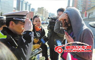 北京今起全面开罚行人闯红灯 当场罚10元